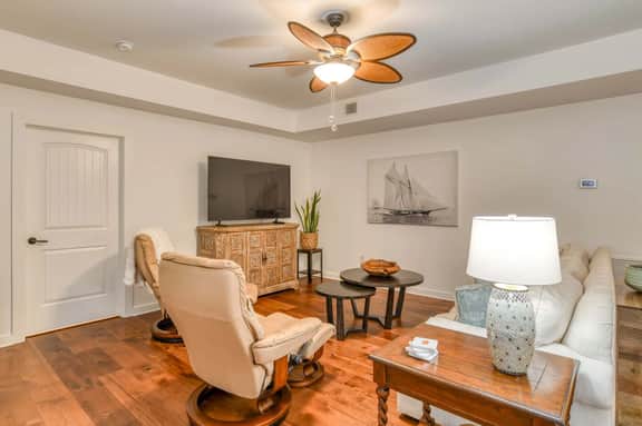 3-BR w/ private fenced patio and lagoon view- community pool & hot tub - Image 3