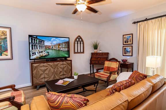 1BR - fountain view-balcony-65 in TV-wood floors-heated pool-hot tub! - Image 4