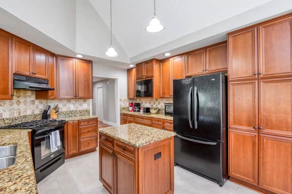 Luxury-4/4 w/ BBQ-pool-hot tub - close to beaches & historic district - Image 5