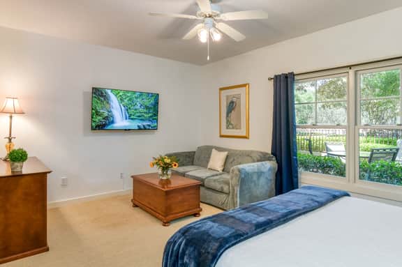 1st floor King Suite w/kitchenette-Pool-Hot tub-near historic district - Image 2