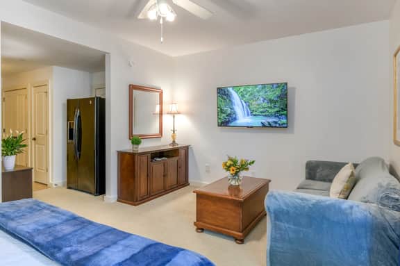 1st floor King Suite w/kitchenette-Pool-Hot tub-near historic district - Image 3