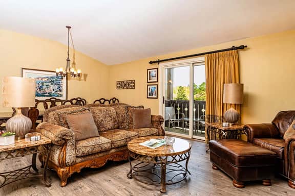 King bed - private balcony - pool & hot tub - sleeps 4 - top floor unit - Image 3