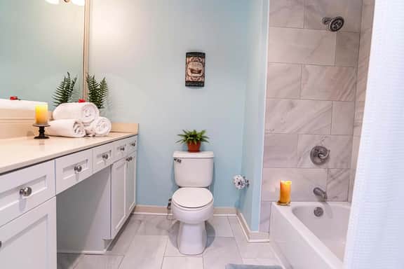 6107-L King Suite-1st floor-close to entrance-preserve view-comm pool-hot tub - Image 5