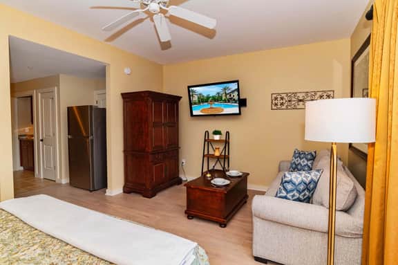 King Suite w/ kitchenette & full size fridge -55 in TV cable -pool & hot tub! - Image 2