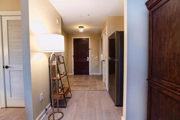 King Suite w/ kitchenette & full size fridge -55 in TV cable -pool & hot tub! - Image 3