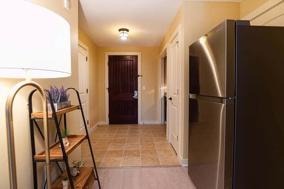 King Suite w/ kitchenette & full size fridge -55 in TV cable -pool & hot tub! - Image 5