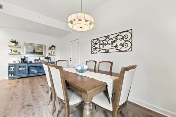 Private balcony-King bed-full kitchen-W/D-community pool & hot tub - Image 3