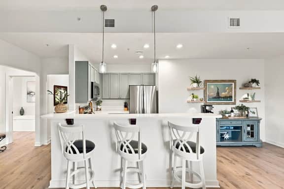 Private balcony-King bed-full kitchen-W/D-community pool & hot tub - Image 2