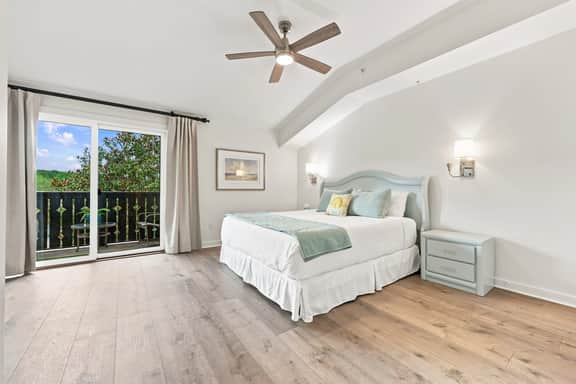 Private balcony-King bed-full kitchen-W/D-community pool & hot tub - Image 4