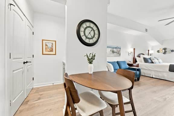 King Suite w/ private balcony - cooking- washer/driver- golf-pool - hot tub - Image 5