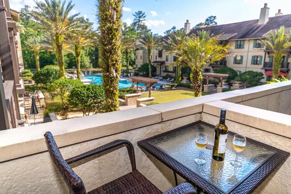 King Suite with balcony & pool courtyard view-full size fridge-heated pool - Image 1