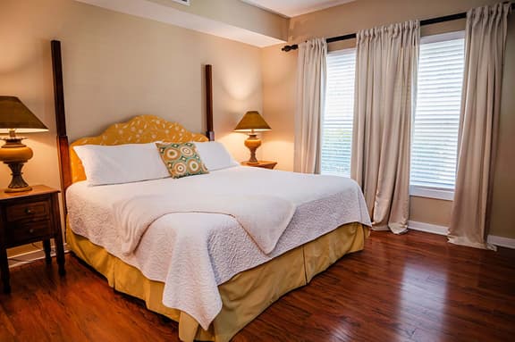 King Suite- kitchenette- pool & hot tub- near historic district & beaches - Image 1