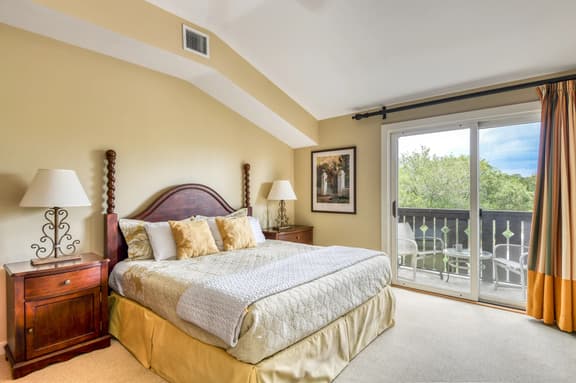 King Suite w/ private balcony - kitchenette - community pool & hot tub - Image 1
