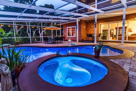 Salt water pool - jacuzzi - BBQ - walk to beach - large screened lanai - Image 1