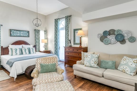 Luxury Studio w/ no carpet-balcony-full kitchen-community pool & hot tub! - Image 1