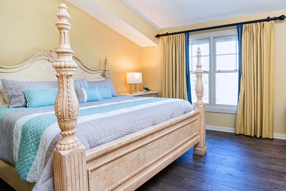 Top floor King Suite- Kitchenette- comm pool & hot tub- luxury vinyl floors - Image 1