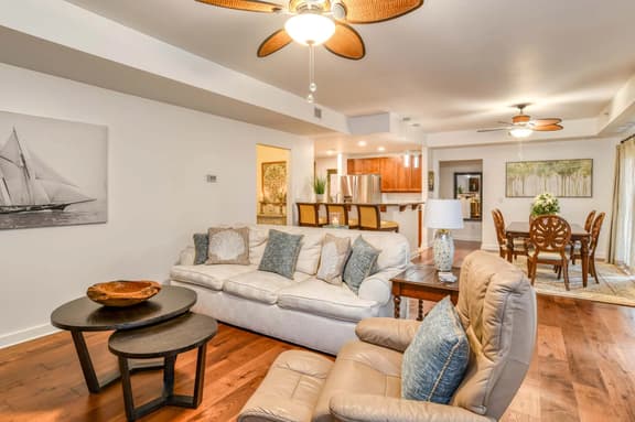3-BR w/ private fenced patio and lagoon view- community pool & hot tub - Image 1