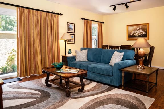2-BR large private fenced courtyard-close to entrance & pool / hot tub - Image 1