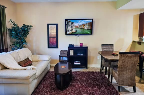 Studio with preserve views-large balcony-kitchen-community pool & hot tub - Image 1