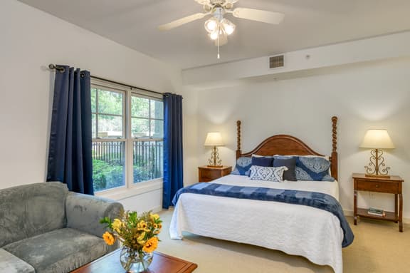 1st floor King Suite w/kitchenette-Pool-Hot tub-near historic district - Image 1