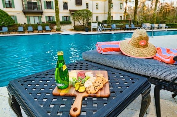 1BR King bed-private balcony-luxury-laundry in unit-pool-hot tub-fitness ctr - Image 1