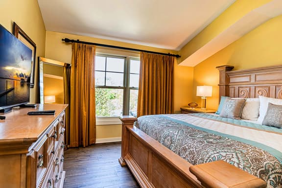 King bed - private balcony - pool & hot tub - sleeps 4 - top floor unit - Image 1