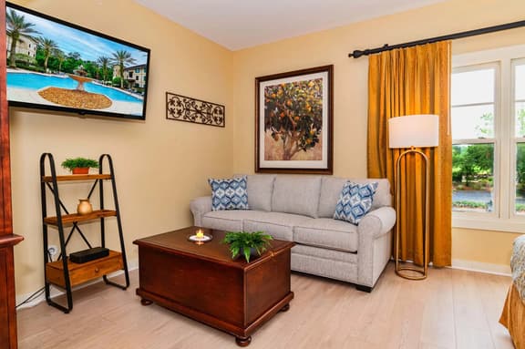 King Suite w/ kitchenette & full size fridge -55 in TV cable -pool & hot tub! - Image 1